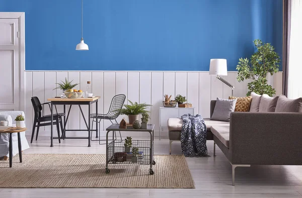 Moderne Esszimmerdekoration Holztisch Und Schwarzer Stuhl Blaue Und Weiße Wand — Stockfoto
