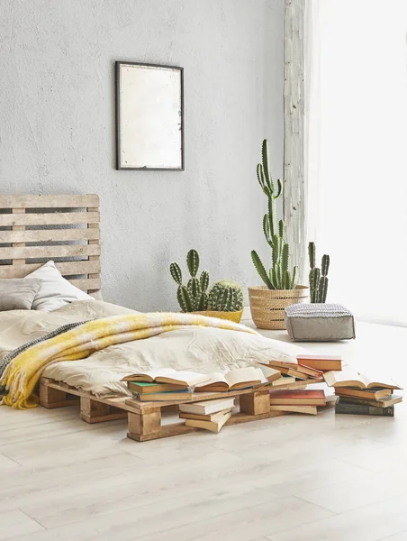 Pokój Znajduje Się Szarej Kamiennej Ścianie Drewnianym Stylem Palety Cactuses — Zdjęcie stockowe