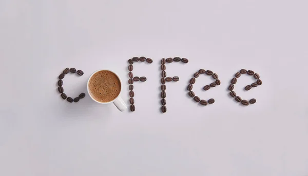 咖啡写作与咖啡豆在白色背景和被隔绝 — 图库照片