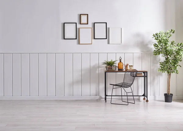 Decoratieve Houten Stoel Werktafel Witte Kamer — Stockfoto