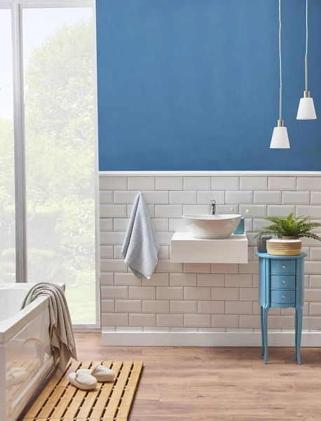 白色和蓝色的墙壁 装饰白色陶瓷和水槽风格的浴室 浴缸在浴室风格的门前面 — 图库照片