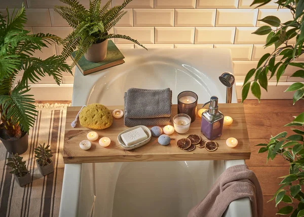 现代化的浴室和水疗中心位于白色浴缸木桌上 肥皂和毛巾风格与植物 白色大理石背景墙壁 — 图库照片