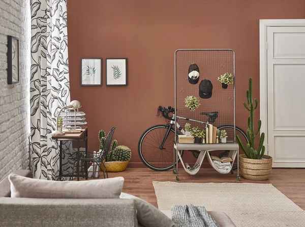 Kahverengi Oturma Odası Duvarı Arka Plan Dekoratif Köşeli Odada Bisiklet — Stok fotoğraf