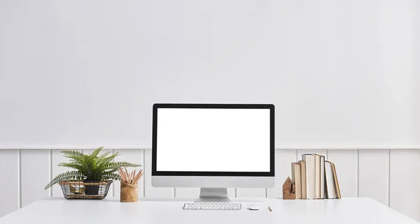 Arka planda yalıtılmış modern masaüstü ve bilgisayar ekranı 