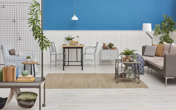 Moderne Esszimmerdekoration Holztisch Und Schwarzer Stuhl Blaue Und Weiße Wand — Stockfoto