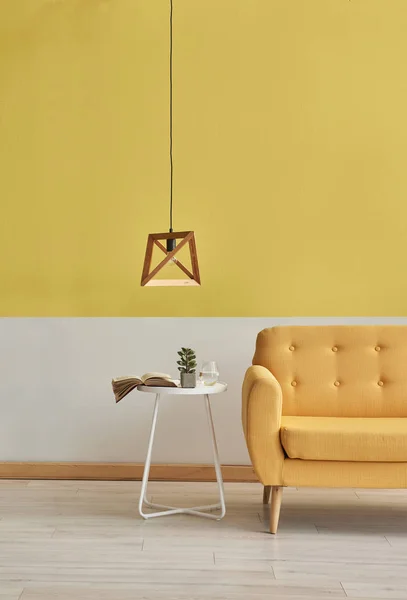 Concepto Sala Estar Pared Amarilla Blanca Sofá Naranja Con Decoración — Foto de Stock