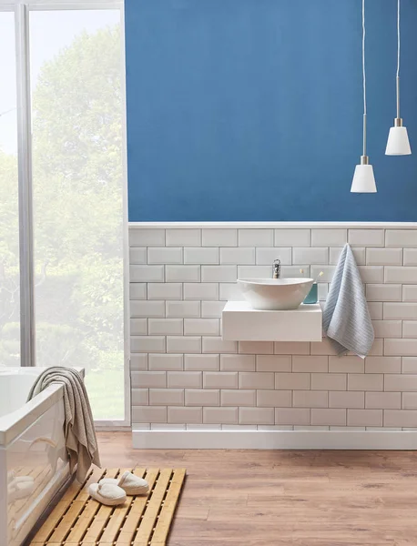 Beyaz Mavi Duvar Dekorasyon Beyaz Seramik Lavabo Banyo Odası Tarzında — Stok fotoğraf