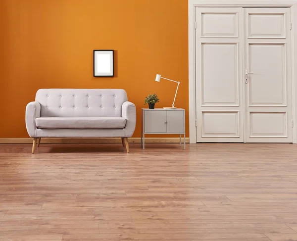 Pared Naranja Sofá Gris Habitación Interior Con Planta —  Fotos de Stock