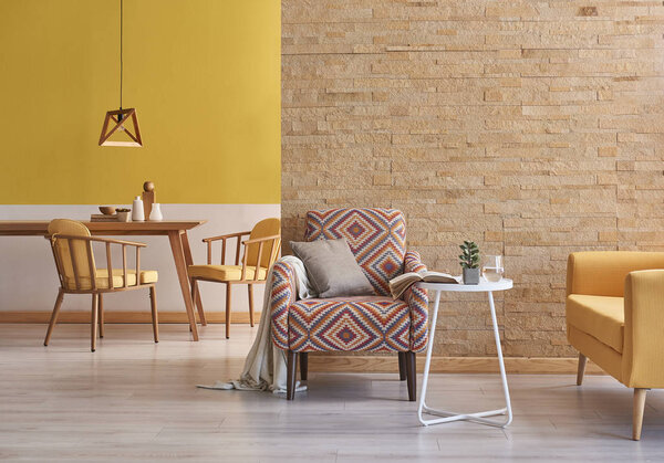 Желтая комната, желтый диван и декор деревянной лампы
.