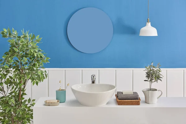 Banyo ve lavabo stilini kapatın, mavi ve beyaz duvar, ayna ve spa dekoru