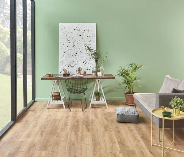 Pared Menta Sala Estar Sofá Gris Con Mesa Jarrón Plantas — Foto de Stock