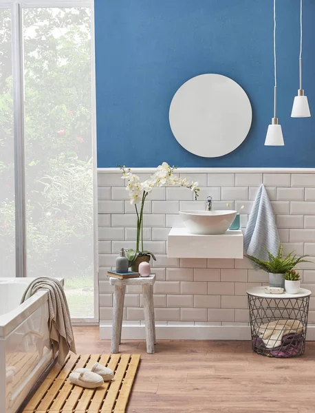 白色和蓝色的墙壁 装饰白色陶瓷和水槽风格的浴室 浴缸在浴室风格的门前面 — 图库照片