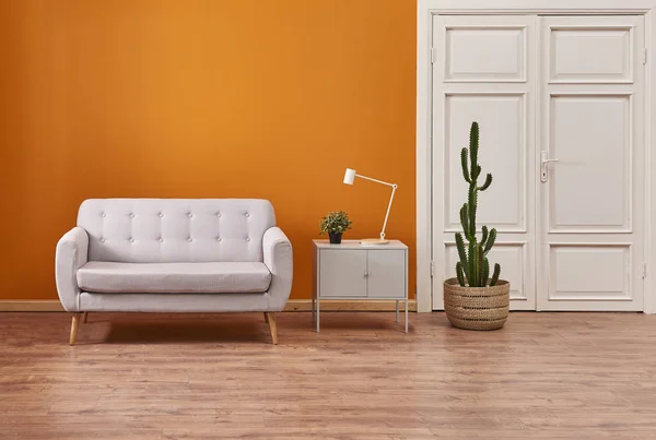 Pared Naranja Sofá Gris Habitación Interior Con Plantas — Foto de Stock