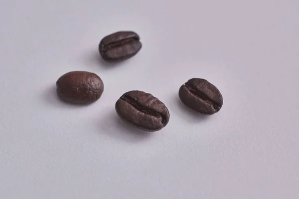 Kaffeebohnen Hautnah Auf Weißem Hintergrund Und Isoliert — Stockfoto