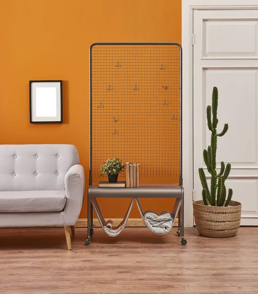 Pomarańczowa Ściana Szara Sofa Wnętrze Pomieszczenia Roślinami — Zdjęcie stockowe