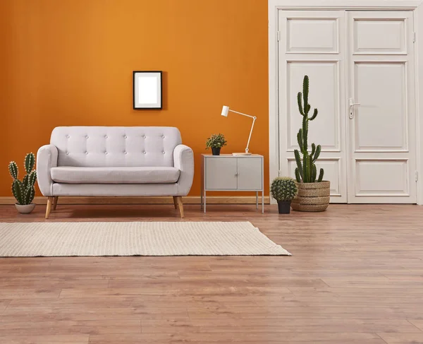 Pared Naranja Sofá Gris Habitación Interior Con Plantas —  Fotos de Stock