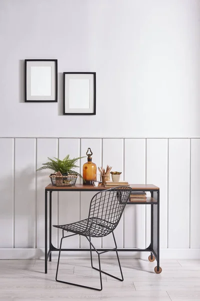 Decoratieve Houten Stoel Werktafel Witte Kamer — Stockfoto