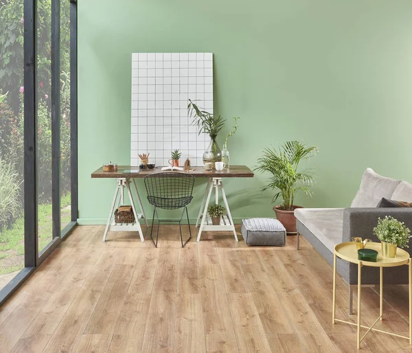 Mint Muur Woonkamer Grijze Bank Met Tafel Vaas Van Planten — Stockfoto