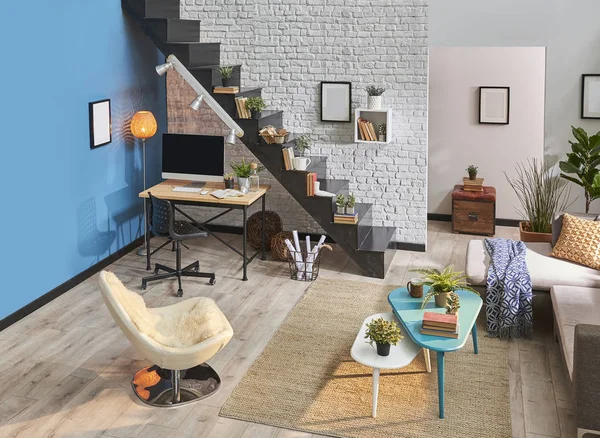 Ruang Tamu Modern Dinding Bata Putih Meja Kayu Dan Desktop — Stok Foto