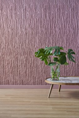 Beyaz ve claret kırmızı duvar arka plan, orta masa dekorasyonu, iç tarzı dekoratif oturma odası