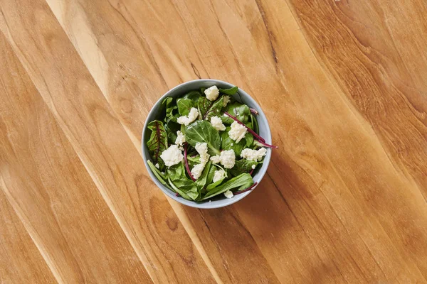 Salade Donker Blauwe Plaat Grijs Marmeren Tafel Achtergrond — Stockfoto