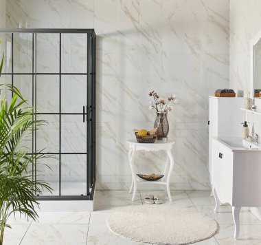 Banyo odasında siyah modern duş ve siyah sandalye konsepti, küvette lavabo ve dolap, beyaz seramik duvar ve halı tarzı iç mekan.
