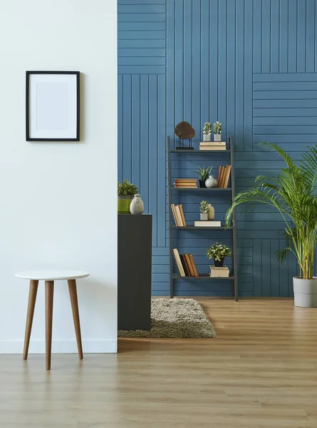 Blauwe Wand Achtergrond Decoratieve Boekenplank Met Boekentapijt Frame Home Object — Stockfoto