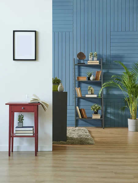 Blauwe Wand Achtergrond Decoratieve Boekenplank Met Boekentapijt Frame Home Object — Stockfoto