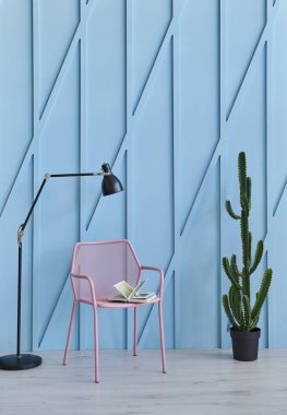 Mavi dekoratif duvar, modern arka plan, mavi duvar detay. oda ve parke zemin