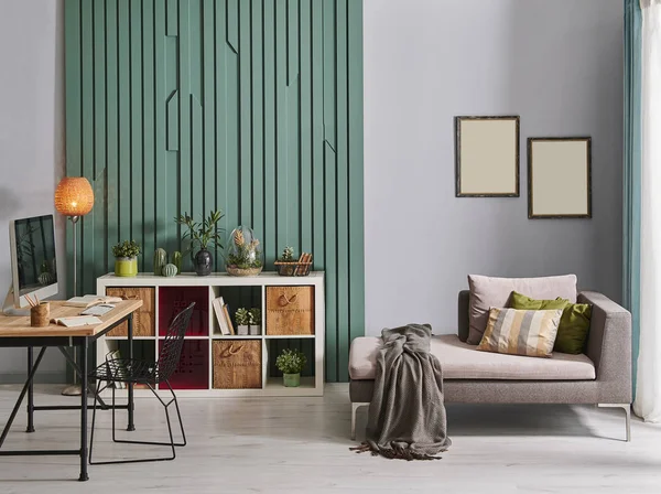 Odada Dekoratif Yeşil Duvar Sandalye Kitaplık Tarzı — Stok fotoğraf