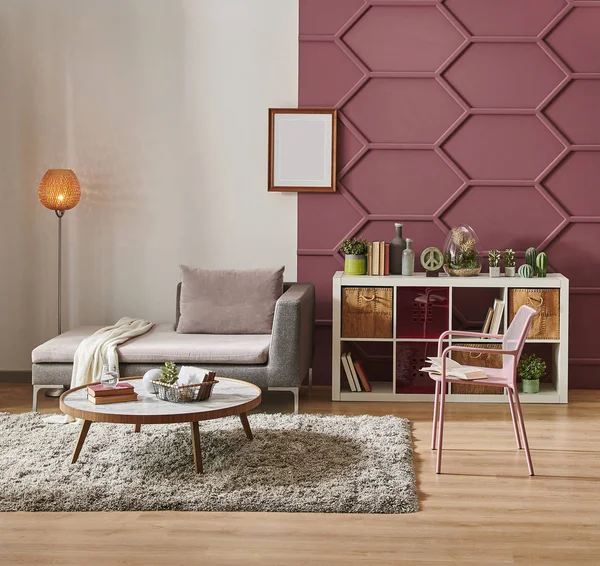 Beyaz ve claret kırmızı duvar arka plan, gri kanepe ve orta masa dekorasyonu, iç tarzı dekoratif oturma odası