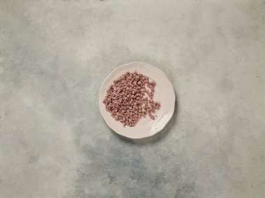 tabakta fındık ve yukarı konsept, mermer gri arkaplan.