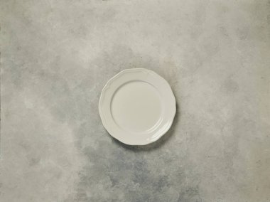 Boş tabak ve mermer arka plan gri biçimi, yukarı konsept.