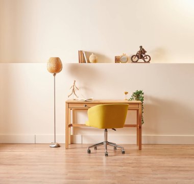 Ahşap sandalye, masa, lamba ve kitap tarzı, ev dekorasyonu, duvar arka planı..