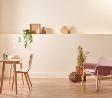 Dekoratif duvar, ağaç nesneler, bitki ve kitap tarzı vazo, iç dekorasyon..