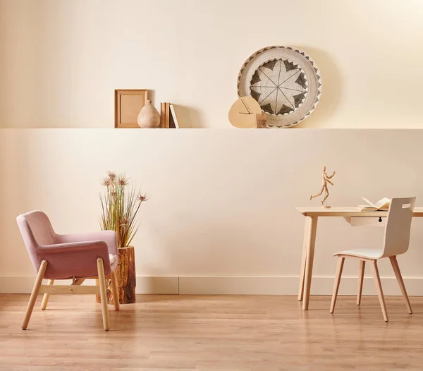 房间里的现代和新型装饰木桌和椅子的概念 黄色背景墙风格配饰书和灯 — 图库照片