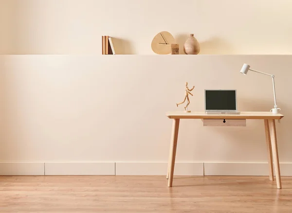 Dekorativer Tisch Und Stuhl Aus Holz Und Moderner Hintergrundstil — Stockfoto