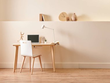 Modern ve yeni stil dekoratif ahşap masa ve sandalye konsepti odada, aksesuar ve lamba ile sarı arka plan duvar tarzı.