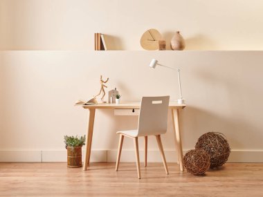 Modern ve yeni stil dekoratif ahşap masa ve sandalye konsepti odada, aksesuar ve lamba ile sarı arka plan duvar tarzı.