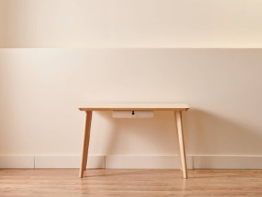 Modern ve yeni stil dekoratif ahşap masa ve sandalye konsepti odada, aksesuar ve lamba ile sarı arka plan duvar tarzı.