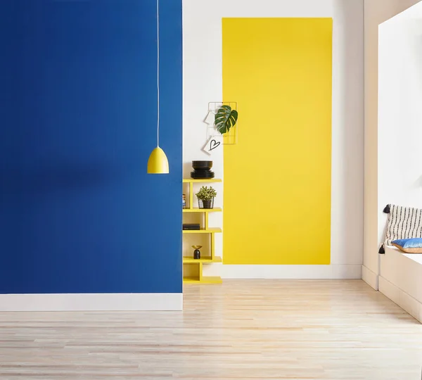 黄色和蓝色墙背景 内部风格 圆形木材 框架和灯 — 图库照片