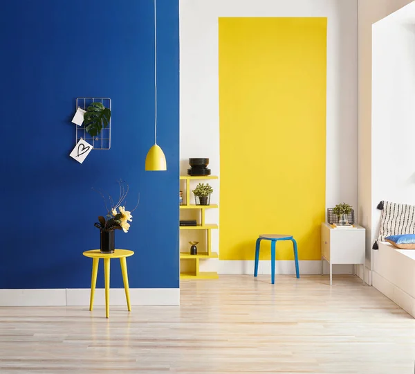 黄色和蓝色墙背景 内部风格 圆形木材 框架和灯 — 图库照片