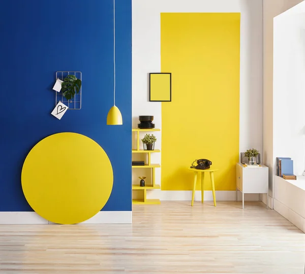 Fondo Pared Amarillo Azul Estilo Interior Madera Redonda Marco Lámpara — Foto de Stock