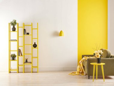 modern oda sarı ve beyaz arka plan ve yeşil kanepe tarzı, bitki ve kitap vazosundan kitap rafı..
