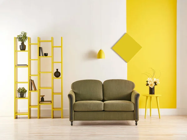 现代房间黄白色背景和绿色沙发风格 书架茶几花瓶植物和书籍 — 图库照片