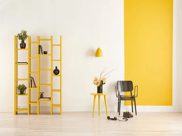 黄白相间的装饰墙概念 书架和黑椅 — 图库照片