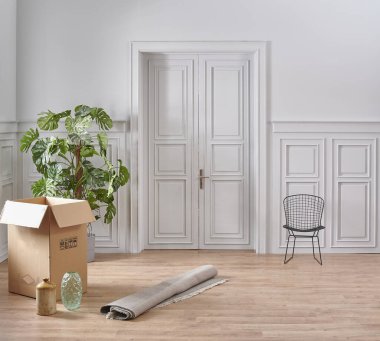 Evden taşınma, beyaz klasik duvar, karton kutu ve aksesuar.