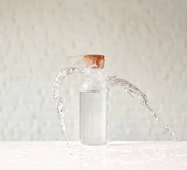 Spruzzi Acqua Nella Tazza Vetro Sul Tavolo Bianco Sfondo Muro — Foto Stock