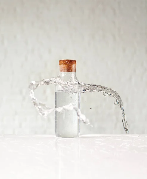 Spruzzi Acqua Nella Tazza Vetro Sul Tavolo Bianco Sfondo Muro — Foto Stock