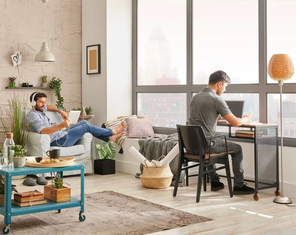 Twee Man Vrienden Kamer Die Samenwerken Luisteren Naar Muziek Moderne — Stockfoto